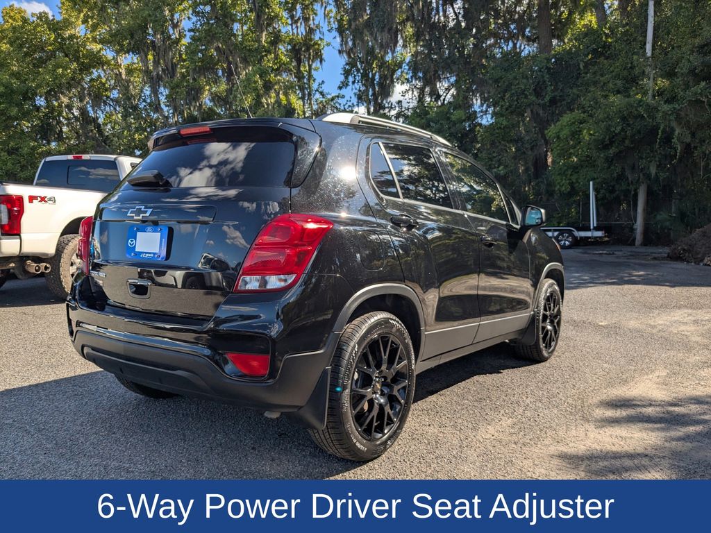 2022 Chevrolet Trax LT photo 2