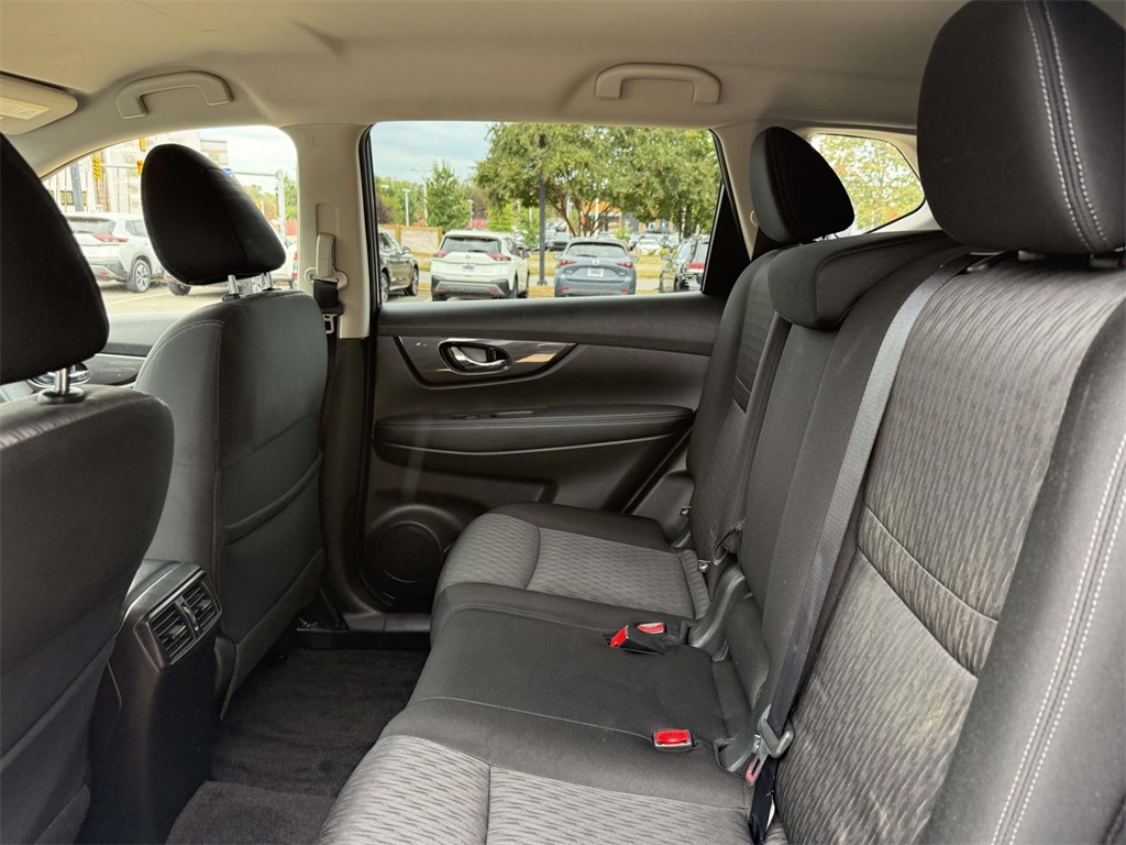 2019 Nissan Rogue SV photo 15