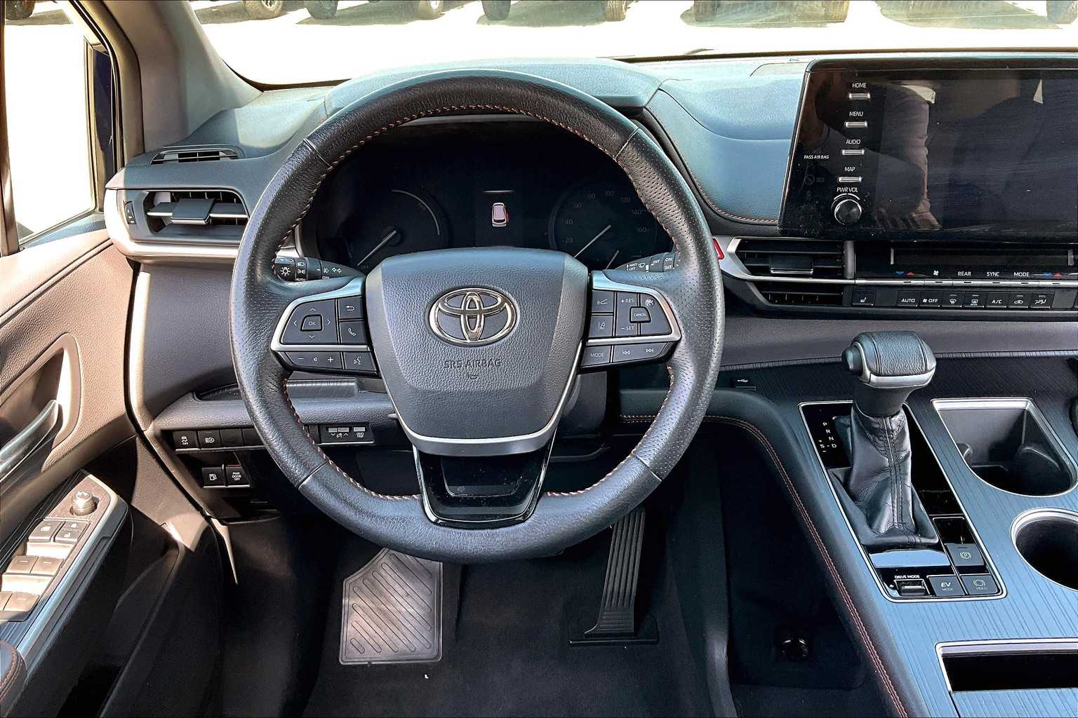 2021 Toyota Sienna XSE photo 3