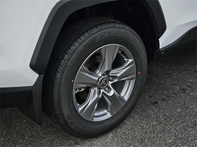 2025 Toyota RAV4 XLE photo 4
