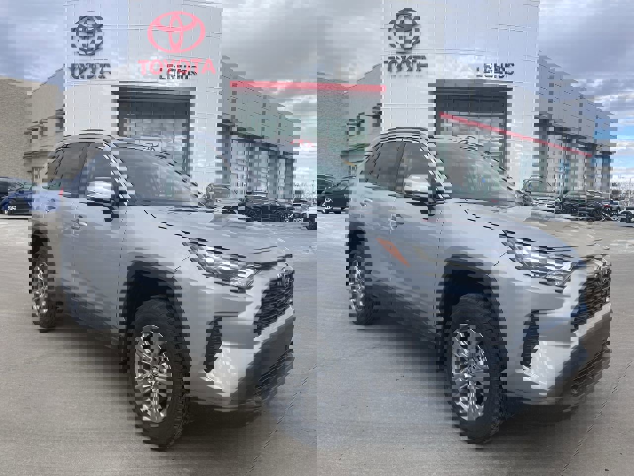 2025 Toyota RAV4 XLE's photo