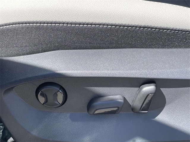 2025 Volkswagen Taos SE photo 12