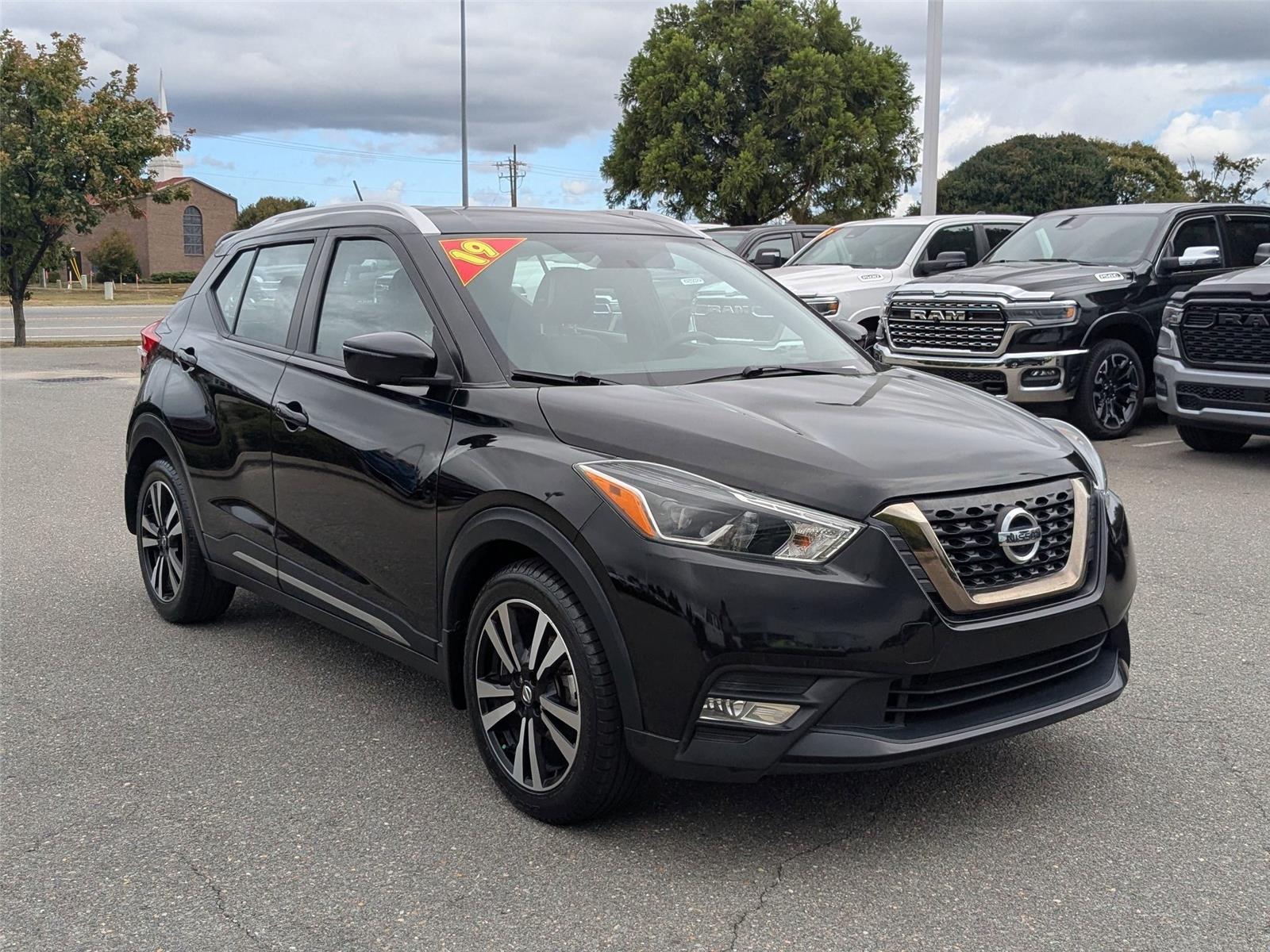 2019 Nissan Kicks SR photo 3