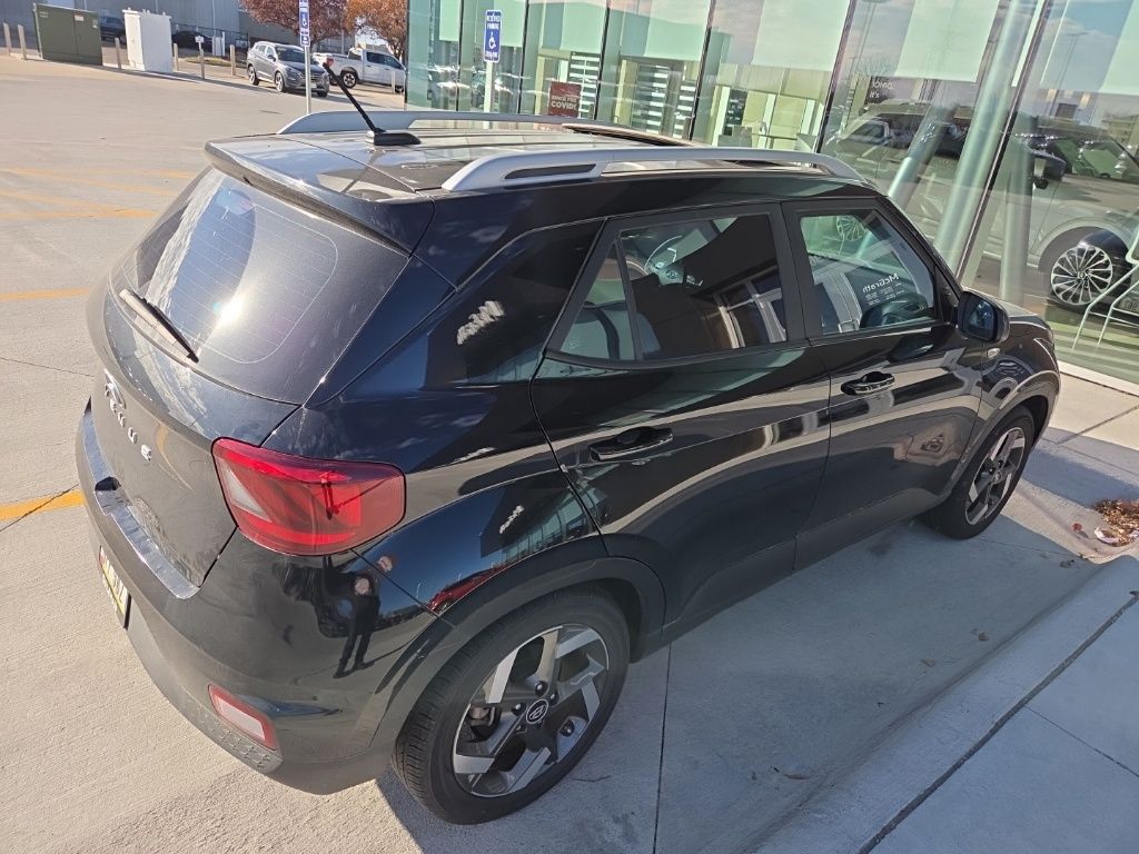 2023 Hyundai Venue SEL photo 3