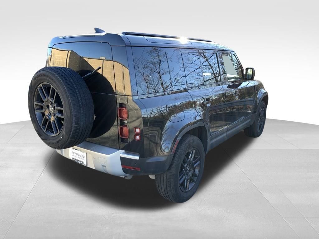 2024 Land Rover Defender 110 S photo 4