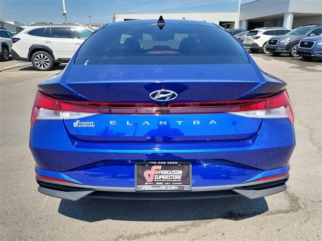 2022 Hyundai Elantra SEL Convenience photo 3