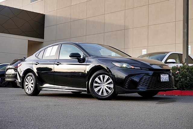 2025 Toyota Camry SE's photo