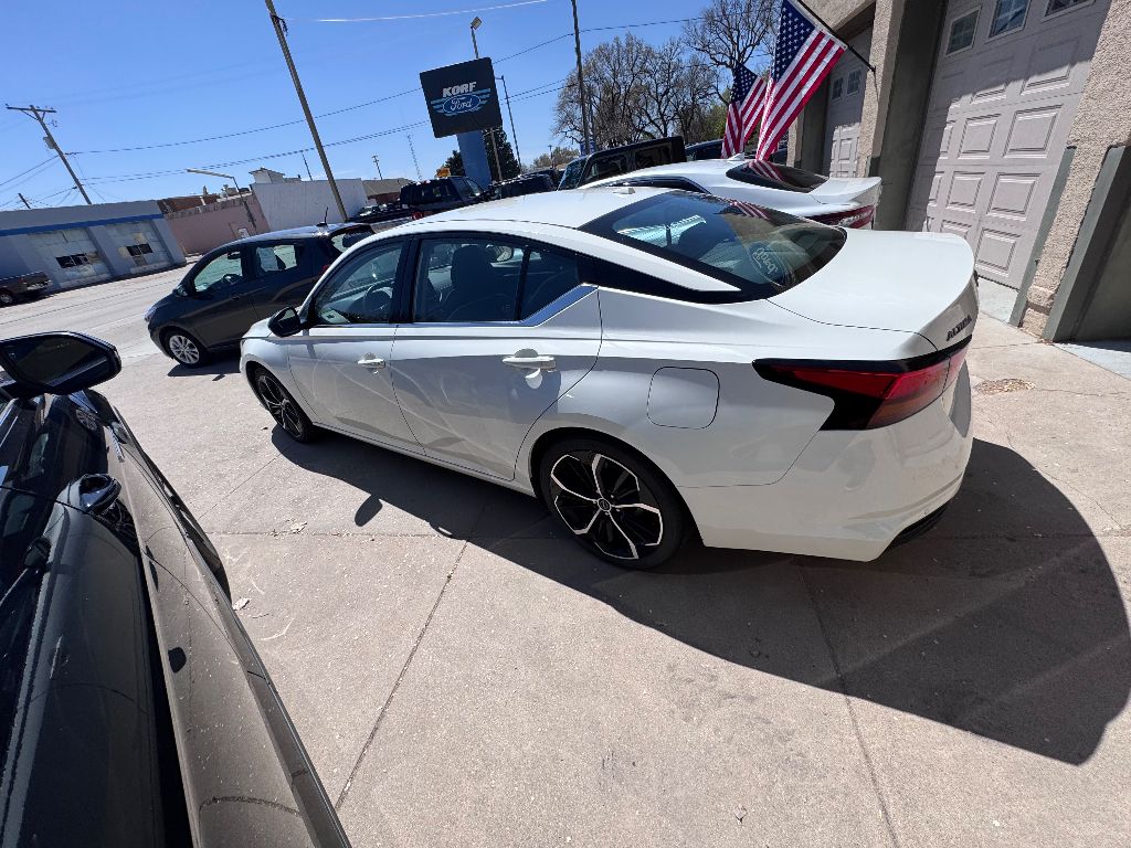 2023 Nissan Altima 2.5 SR photo 5