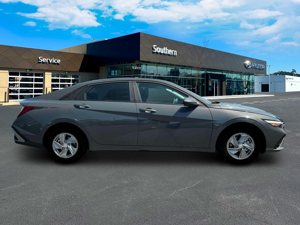 2025 Hyundai Elantra SE photo 8