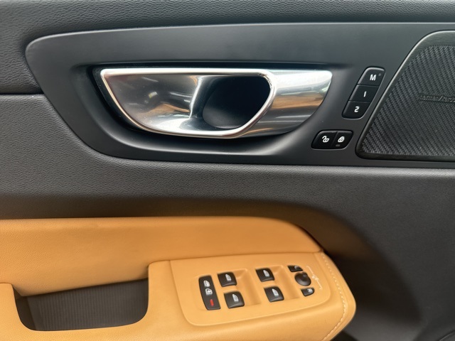 2022 Volvo XC60 B5 Inscription photo 8