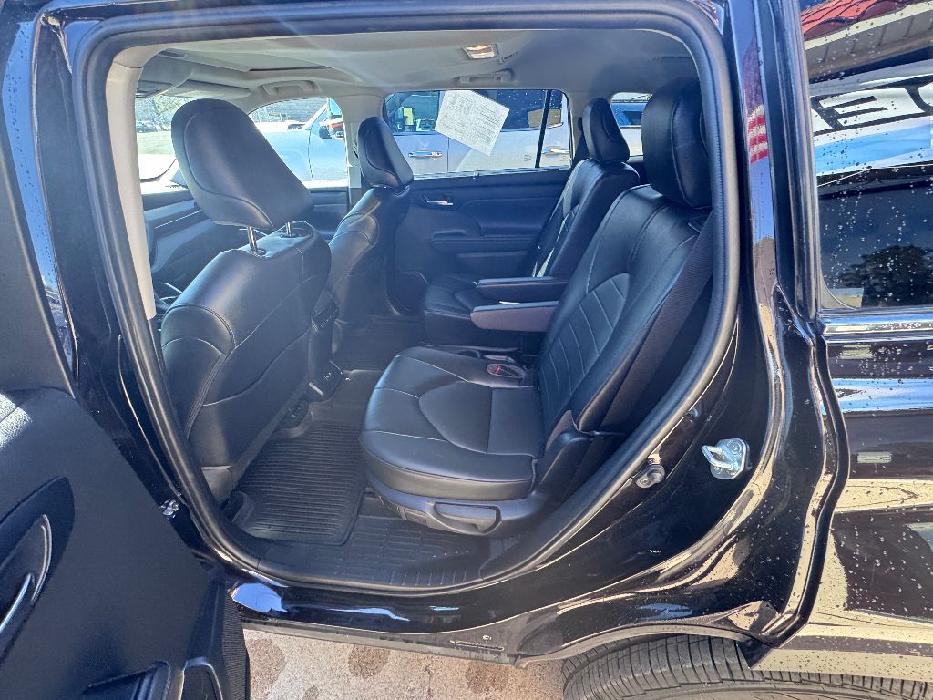 2021 Toyota Highlander XLE photo 11