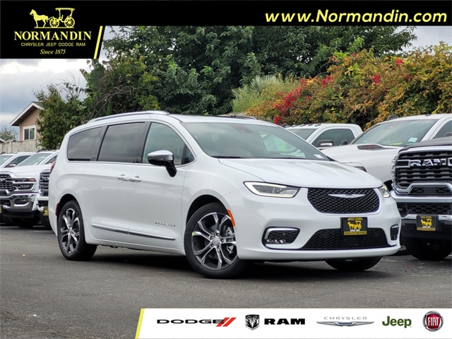 2026 Chrysler Pacifica Pinnacle's photo