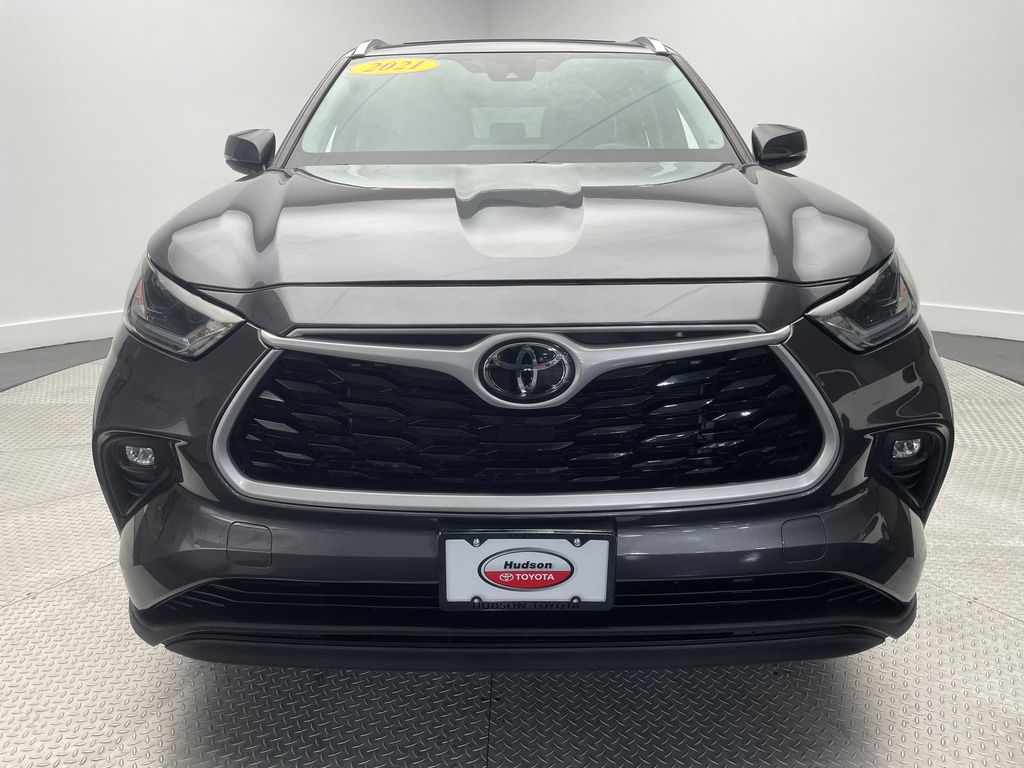 2021 Toyota Highlander XLE photo 2