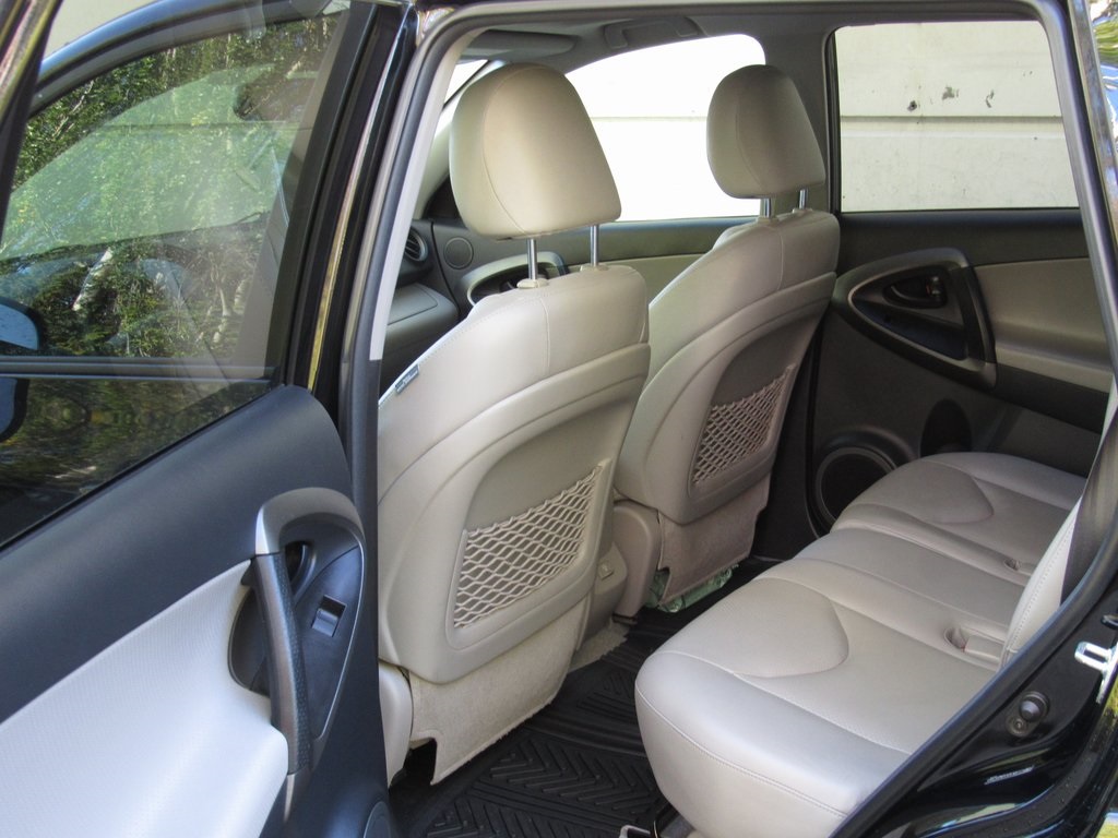 2011 Toyota RAV4 LE photo 15