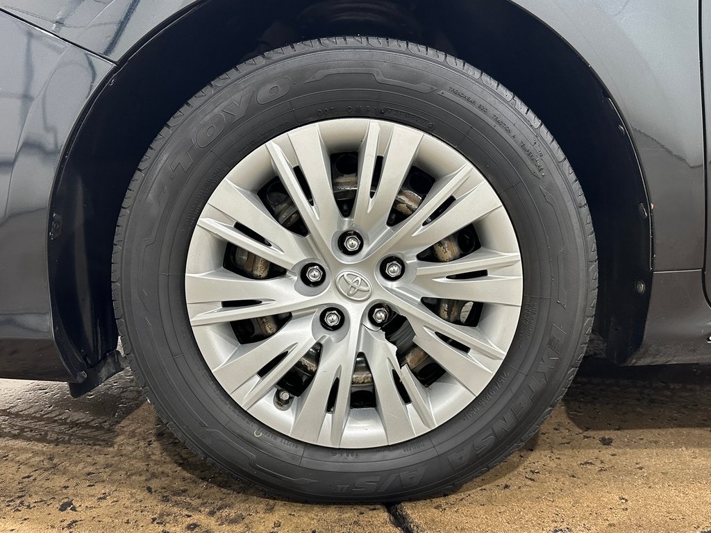 2012 Toyota Camry SE photo 2