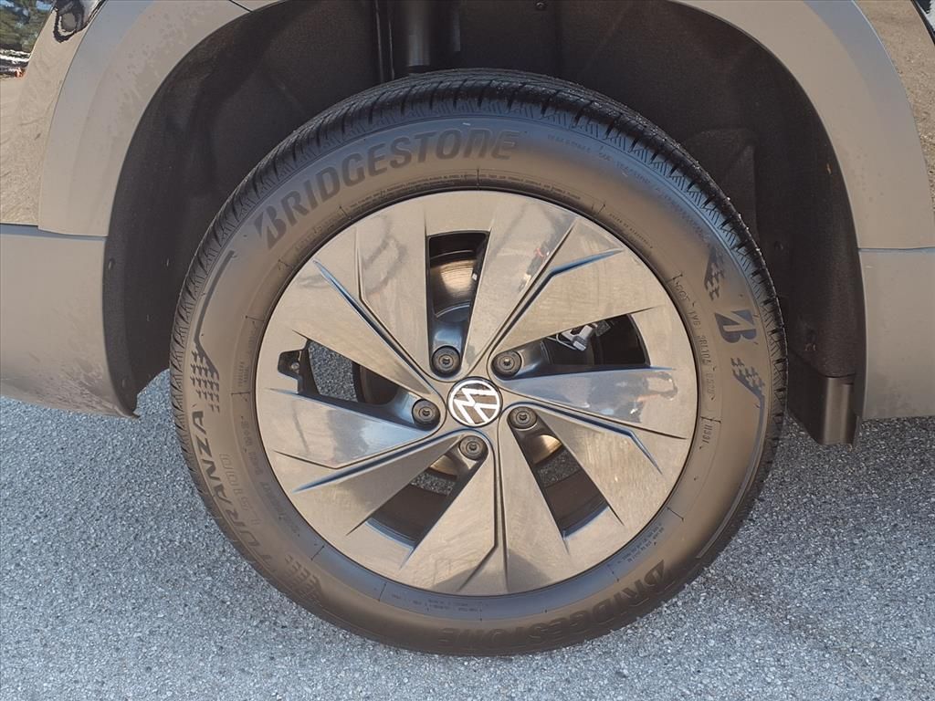 2025 Volkswagen Taos S photo 2