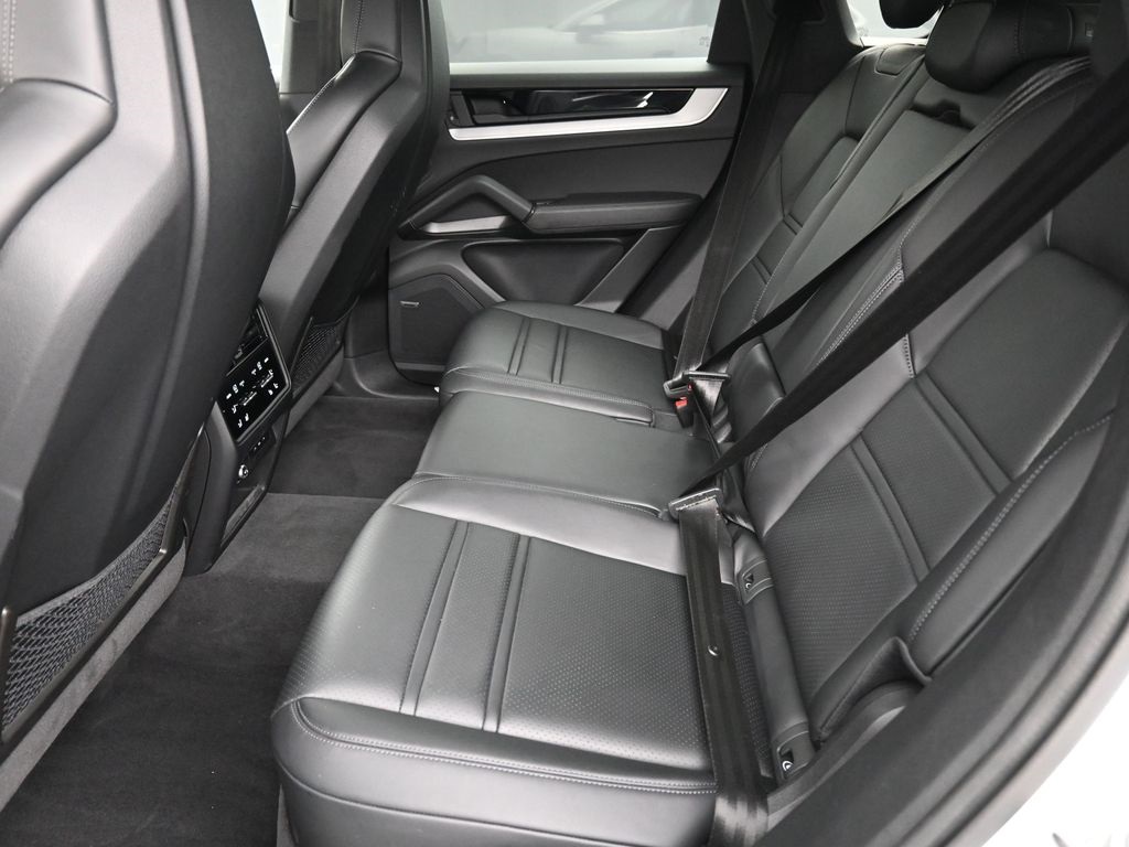 2024 Porsche Cayenne Base photo 6