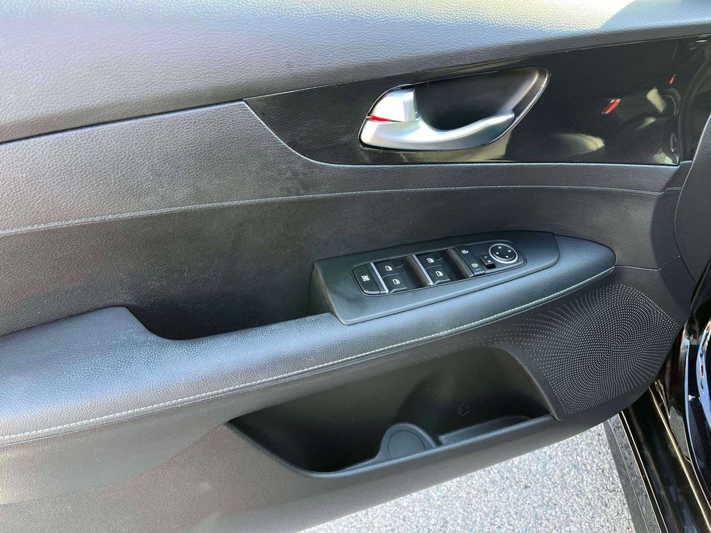 2022 Kia Forte GT-Line photo 12