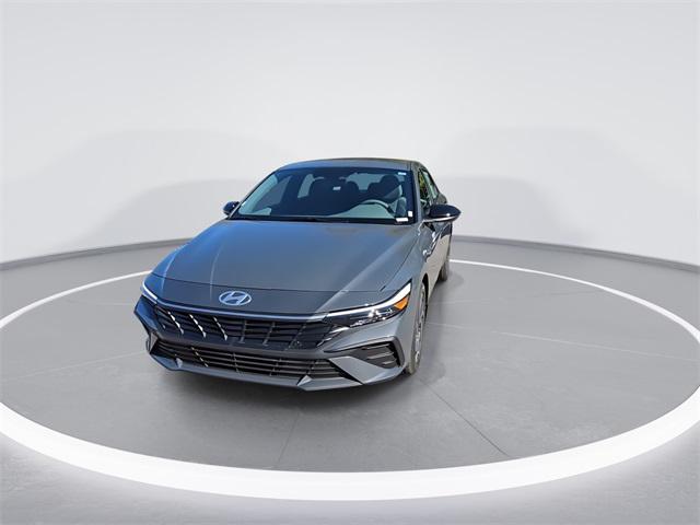 2025 Hyundai Elantra SEL Sport photo 3