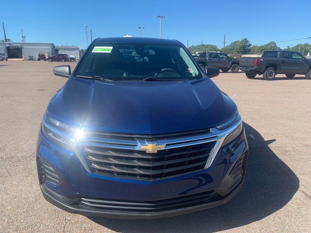 2022 Chevrolet Equinox LS photo 2