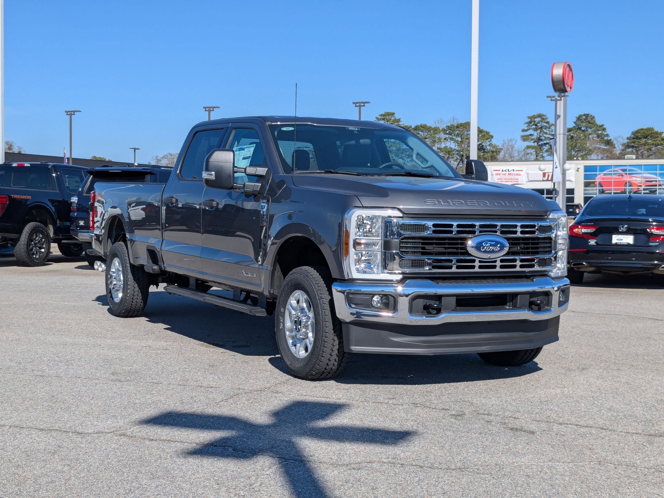 2025 Ford F-350 XLT photo 3