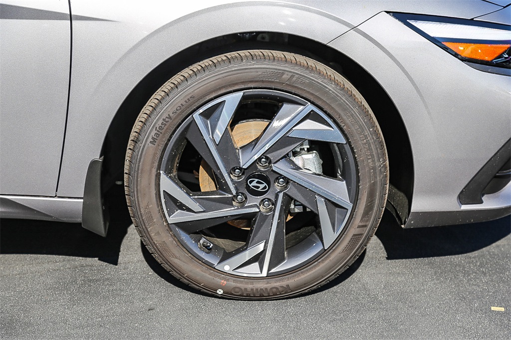 2025 Hyundai Elantra SEL Sport photo 8