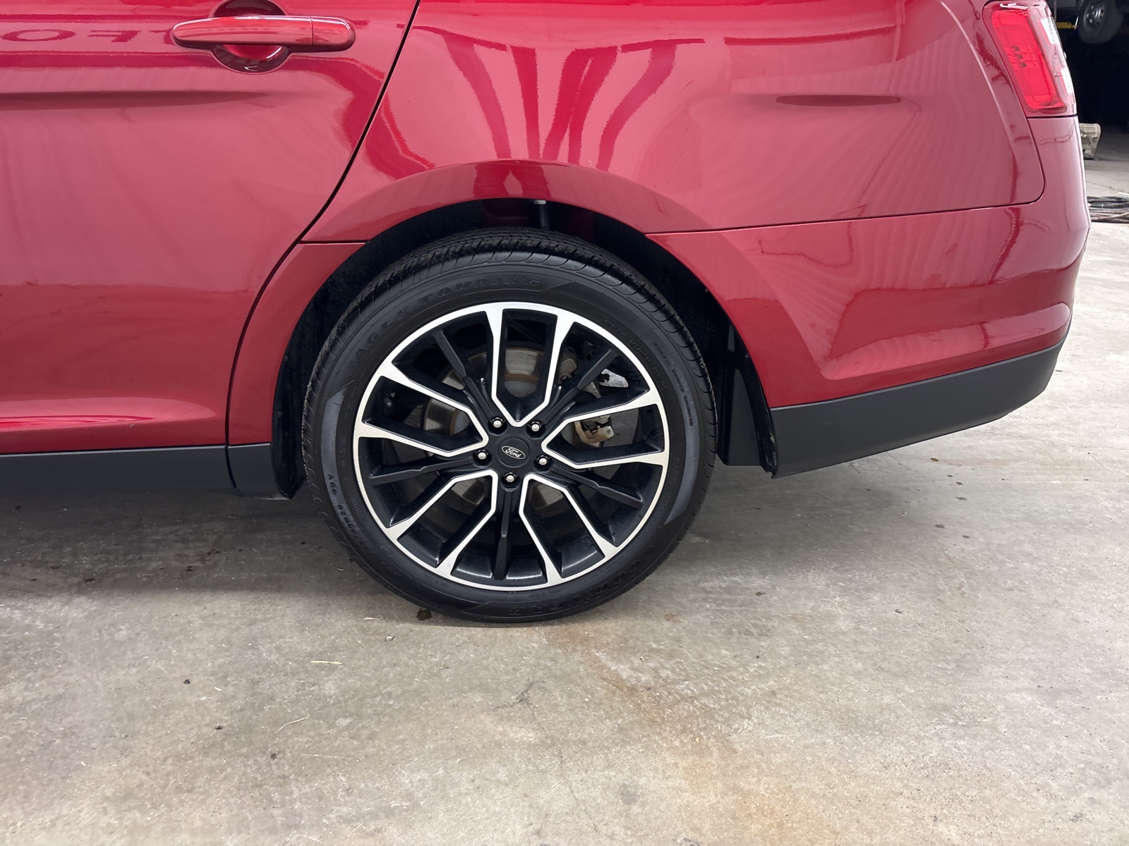 2018 Ford Taurus SEL photo 23