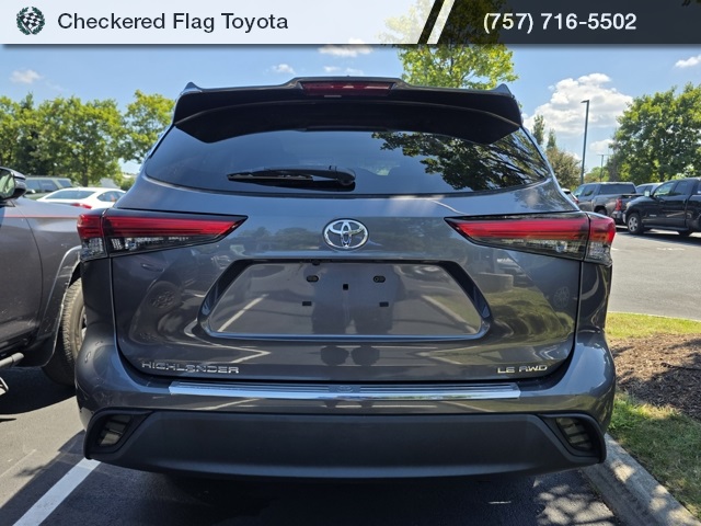 2022 Toyota Highlander LE photo 5