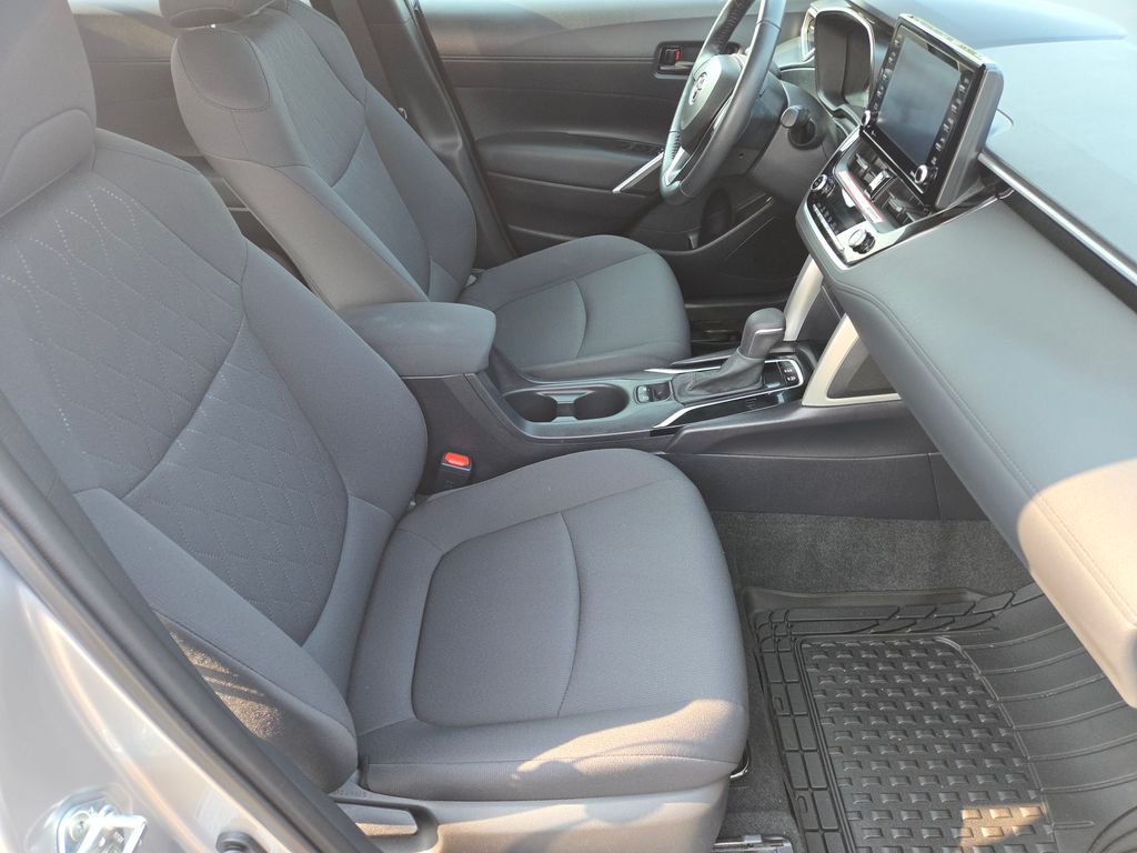 2022 Toyota Corolla Cross LE photo 23
