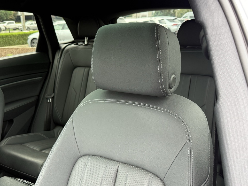 2022 Audi e-tron Premium Plus photo 2