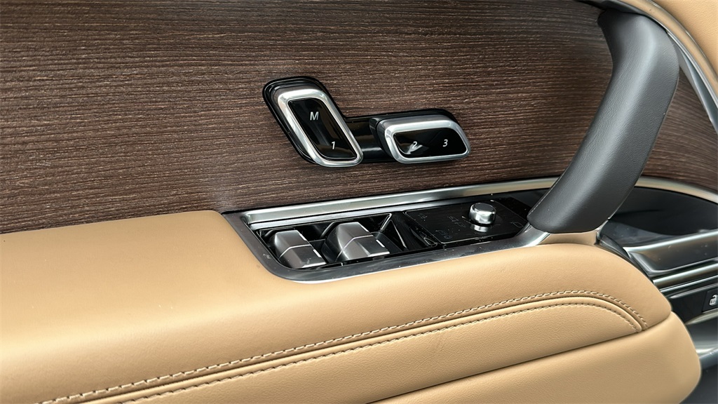 2025 Land Rover Range Rover SE photo 10