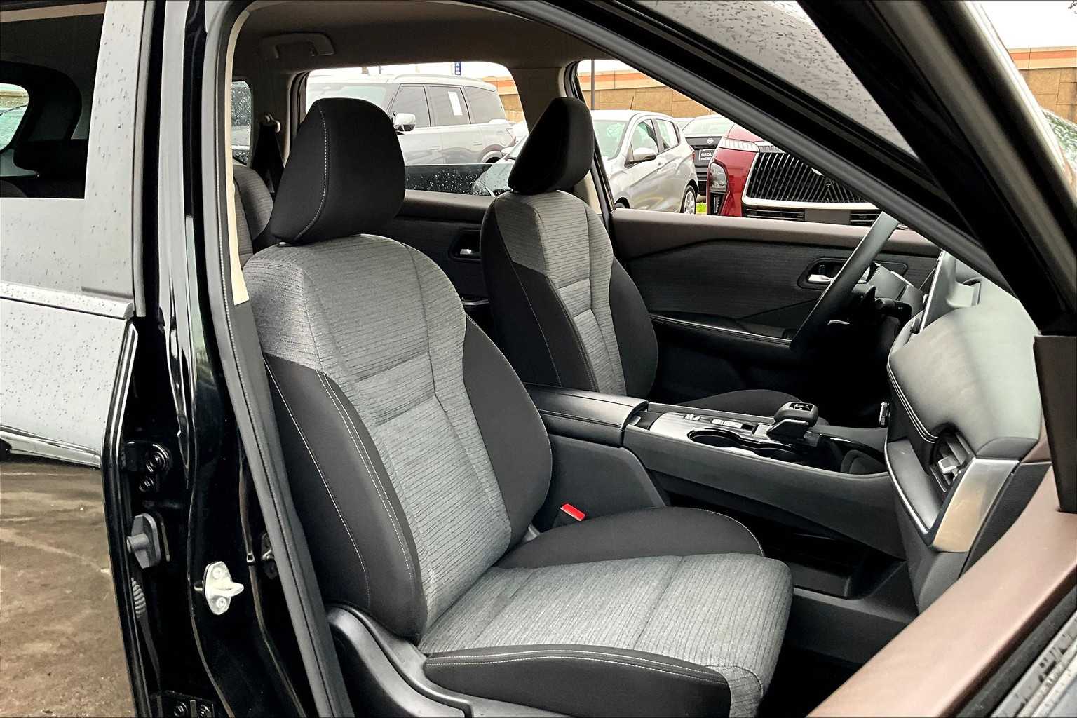 2023 Nissan Rogue SV photo 8