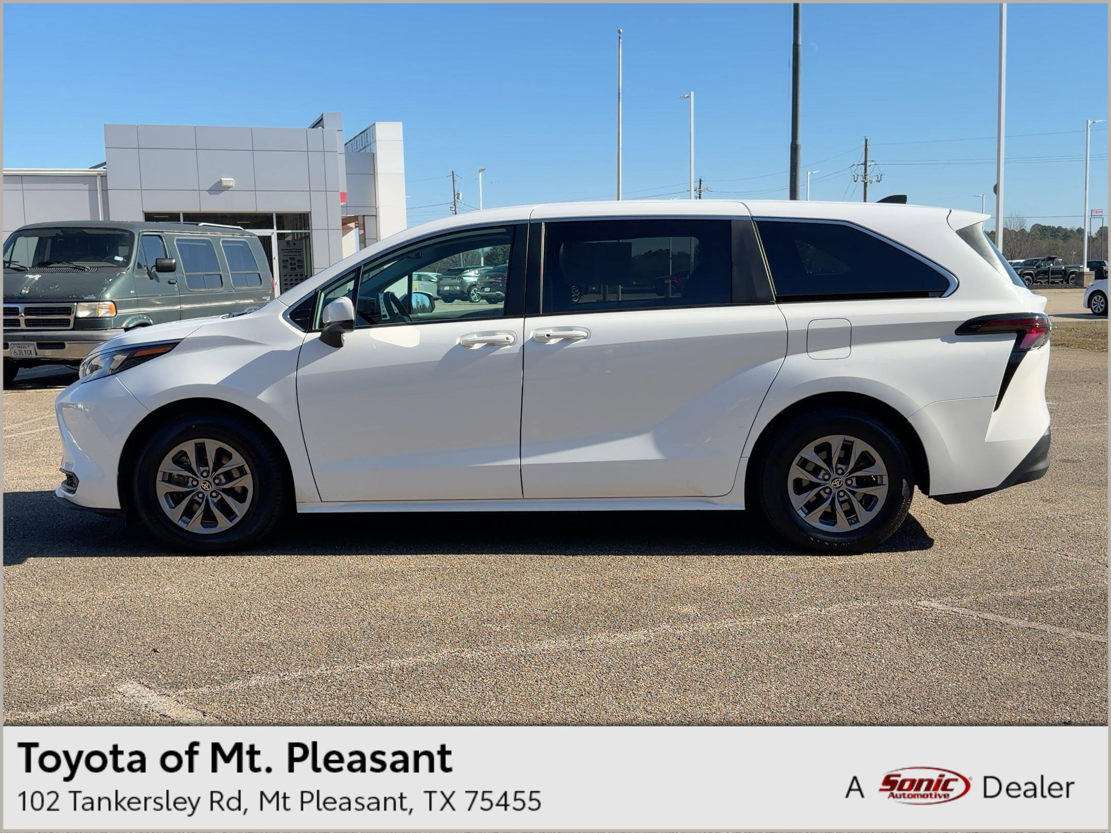 2024 Toyota Sienna LE's photo