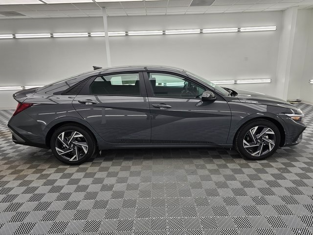2025 Hyundai Elantra SEL Sport photo 2