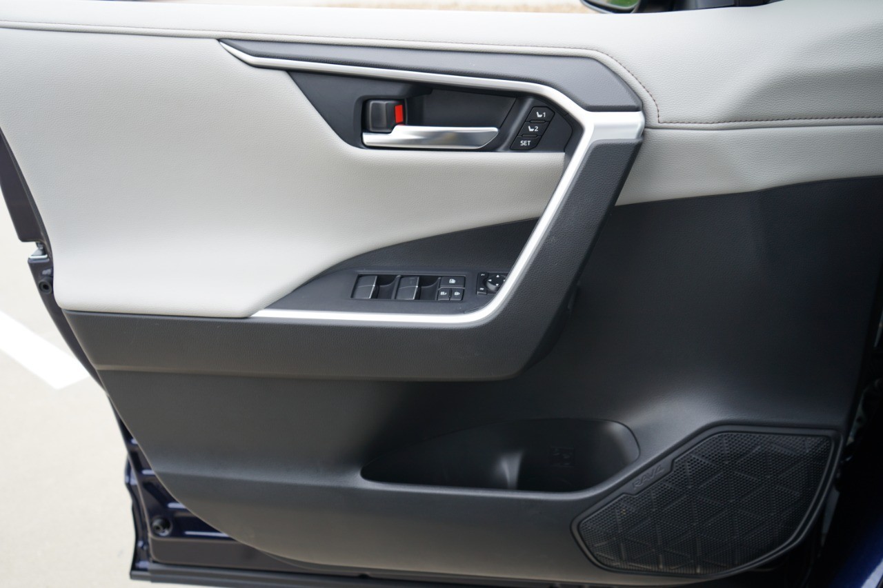 2021 Toyota RAV4 Limited photo 16
