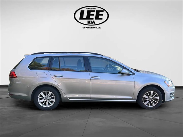 2017 Volkswagen Golf SportWagen S photo 2