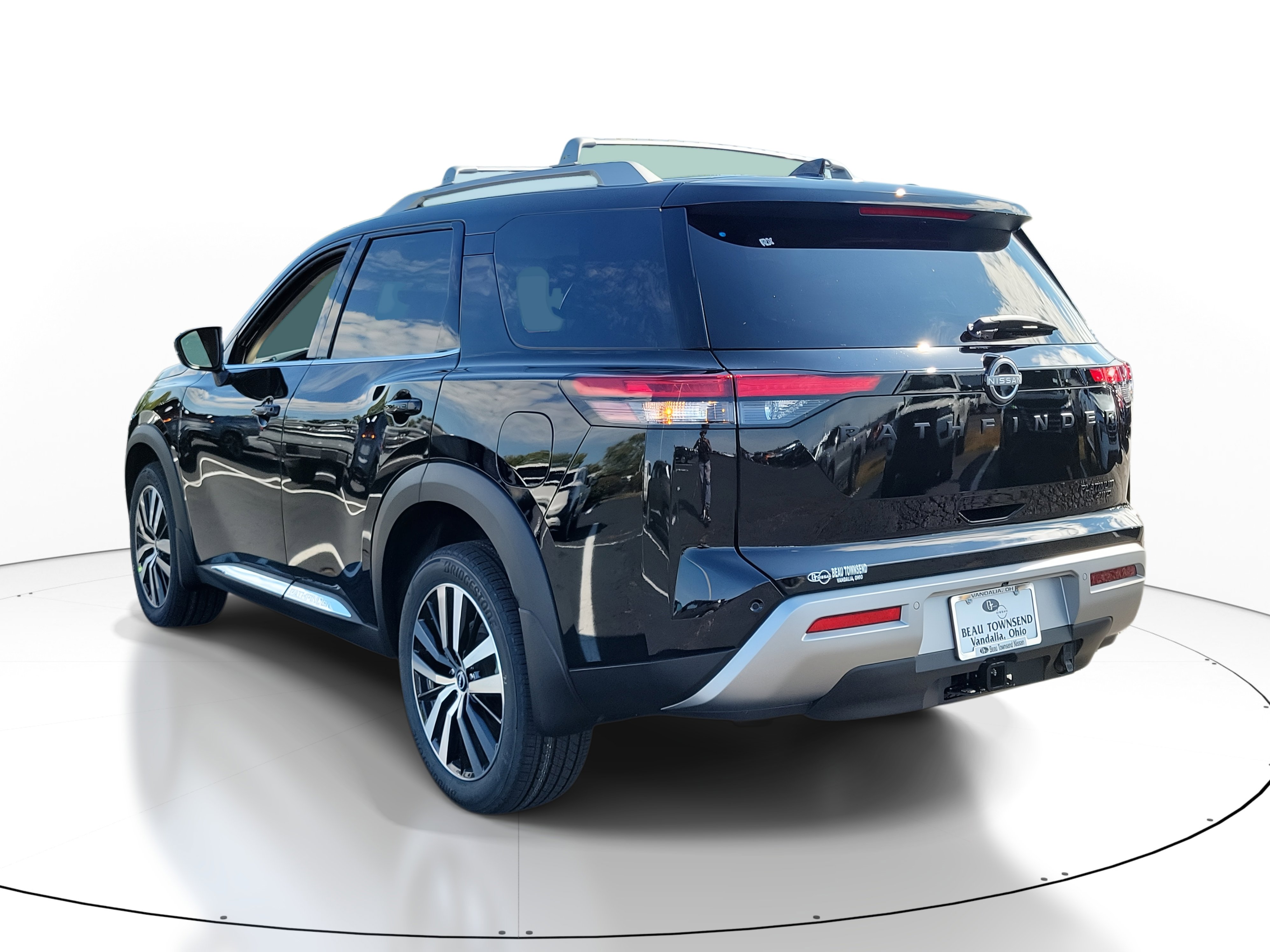 2025 Nissan Pathfinder Platinum photo 3