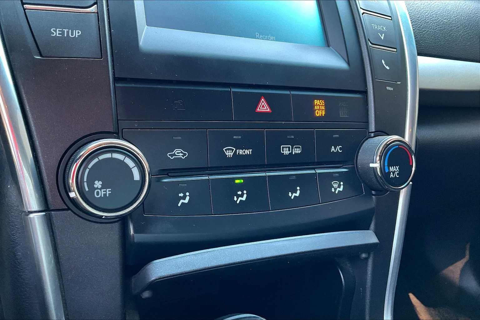 2016 Toyota Camry SE photo 31