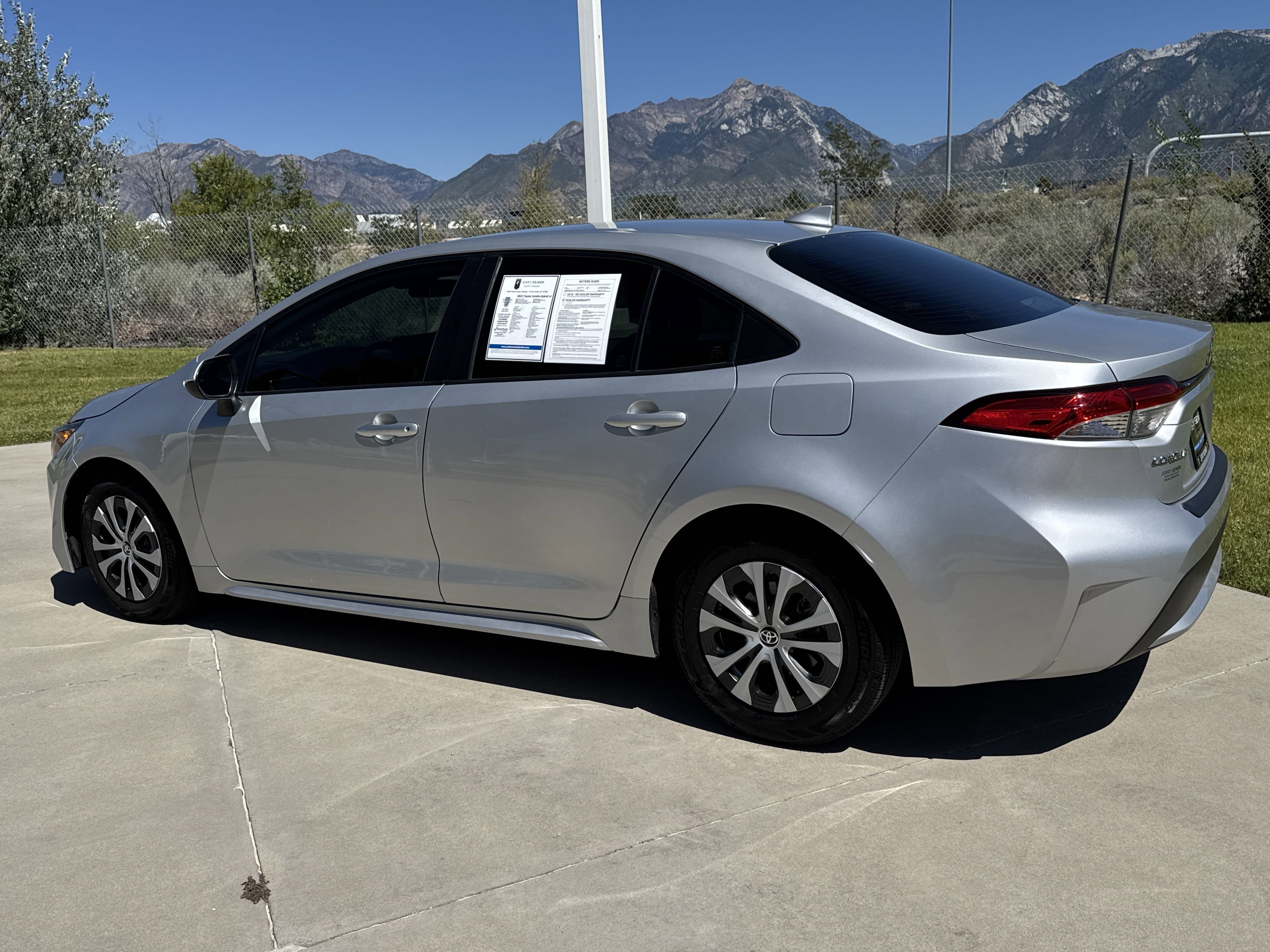 2022 Toyota Corolla Hybrid LE photo 3