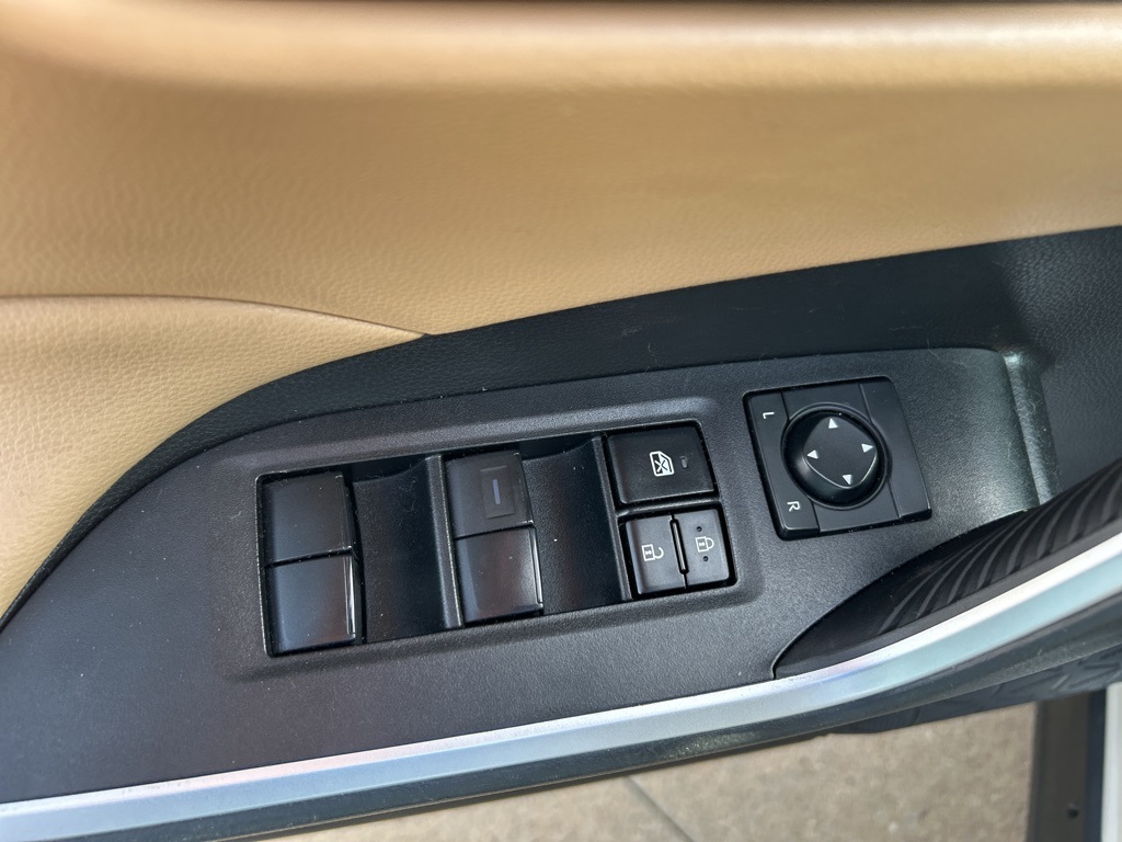 2021 Toyota RAV4 LE photo 6