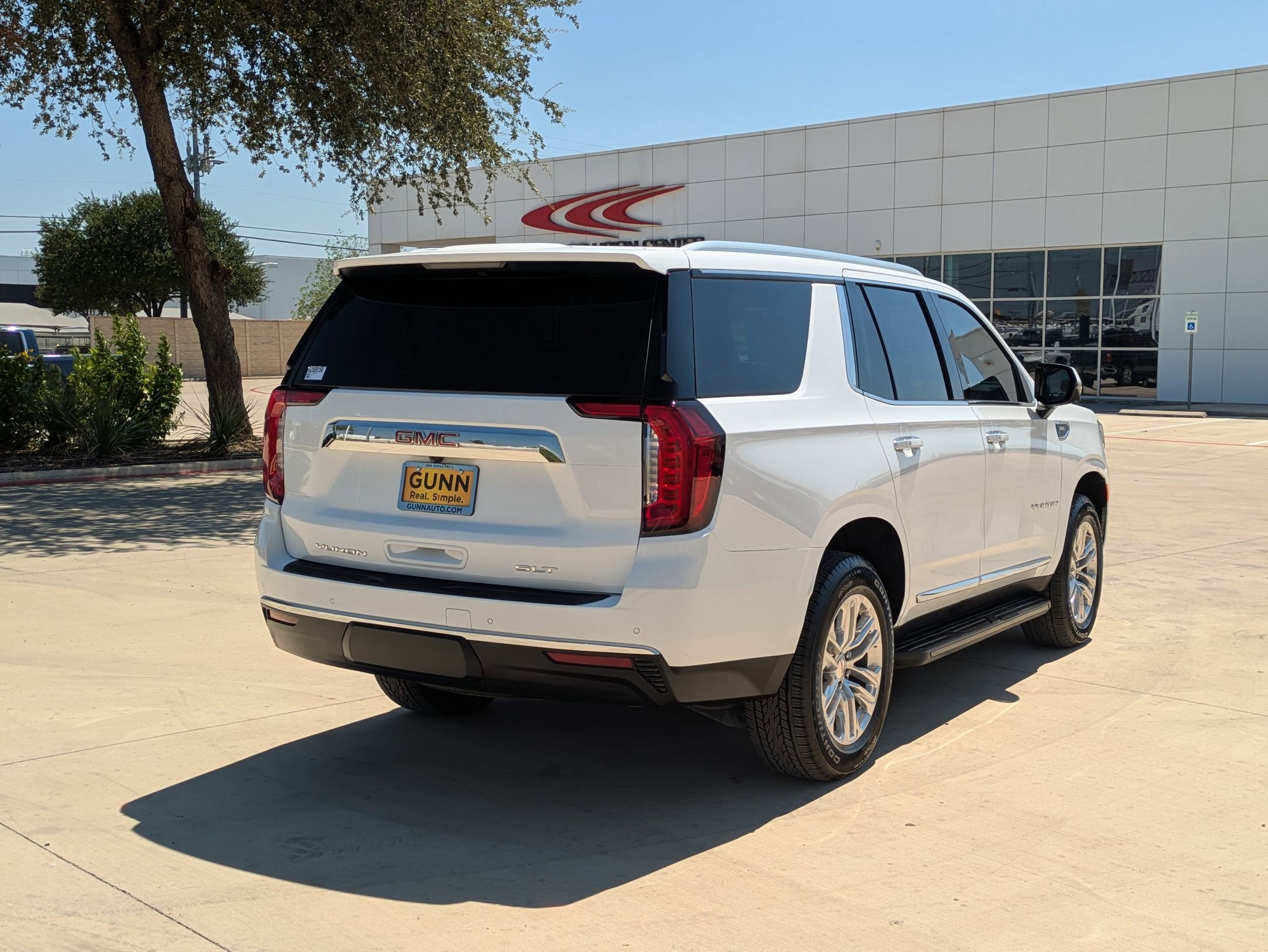 2024 Gmc Yukon SLT photo 2