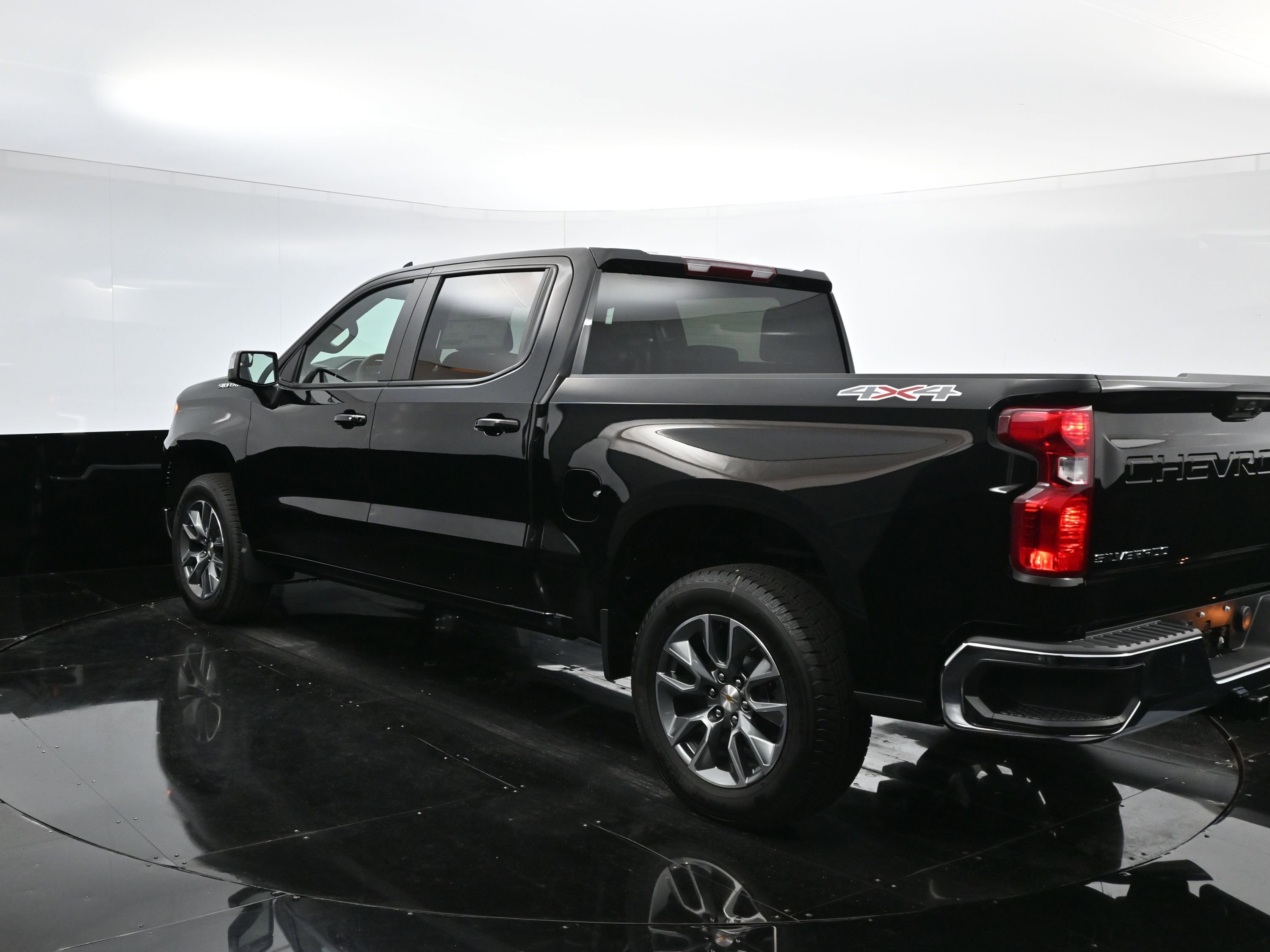 2025 Chevrolet Silverado 1500 LT photo 2