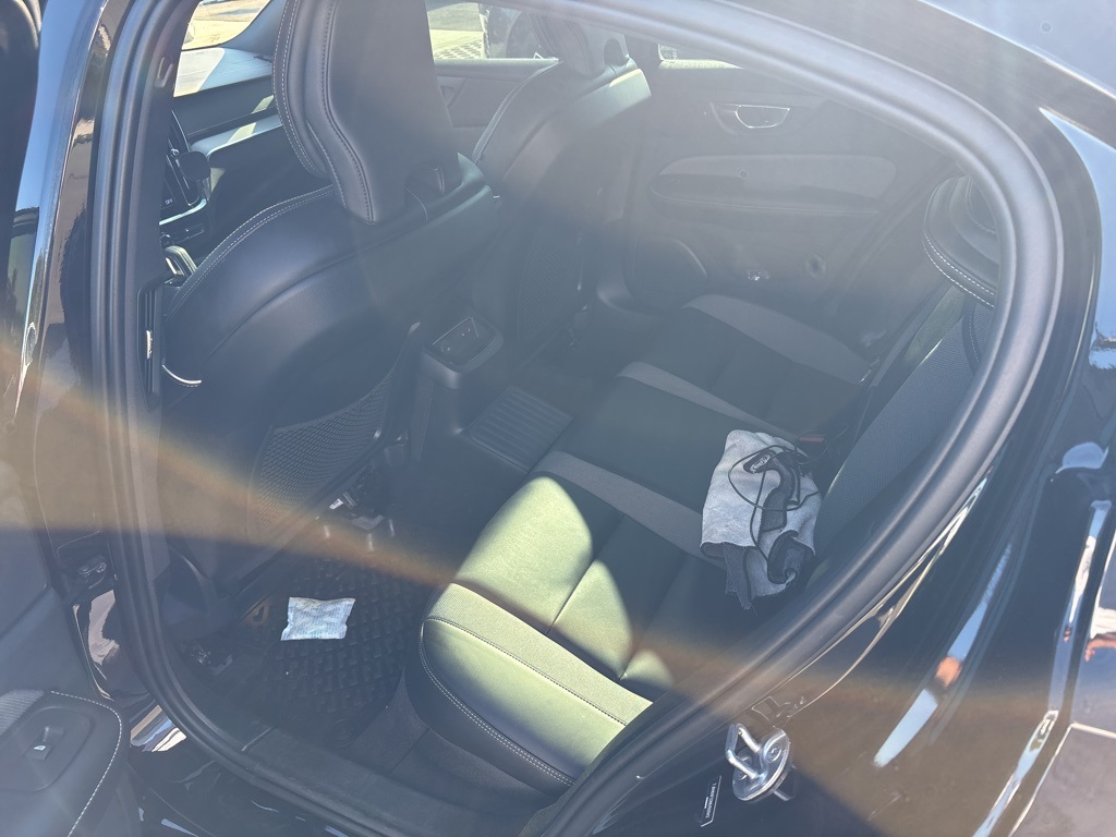 2022 Volvo S60 Recharge T8 Black Edition R-Design photo 4