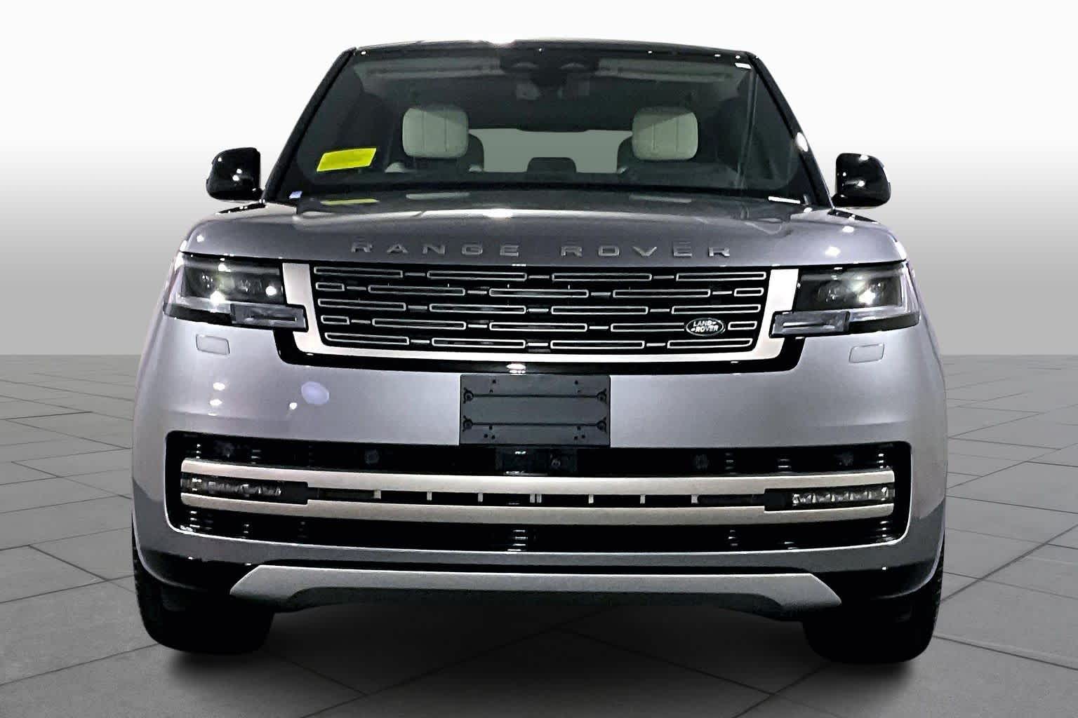 2025 Land Rover Range Rover SE photo 3