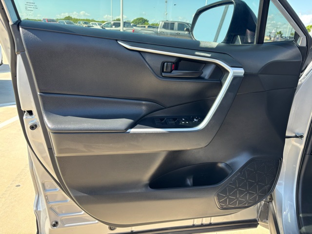2022 Toyota RAV4 LE photo 6