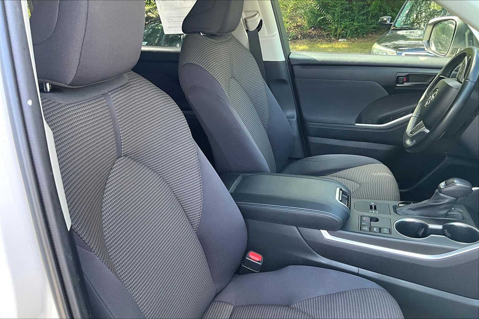2023 Toyota Highlander LE photo 8