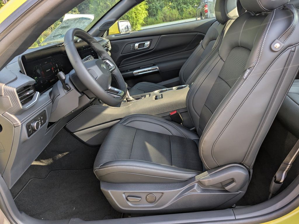 2025 Ford Mustang EcoBoost Premium photo 17