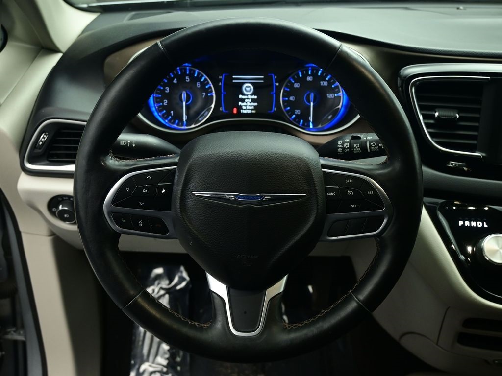 2019 Chrysler Pacifica Touring L photo 3