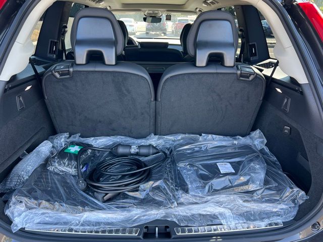 2025 Volvo XC90 T8 Core photo 26