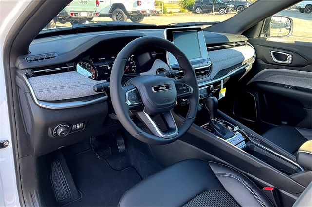 2025 Jeep Compass Latitude photo 4